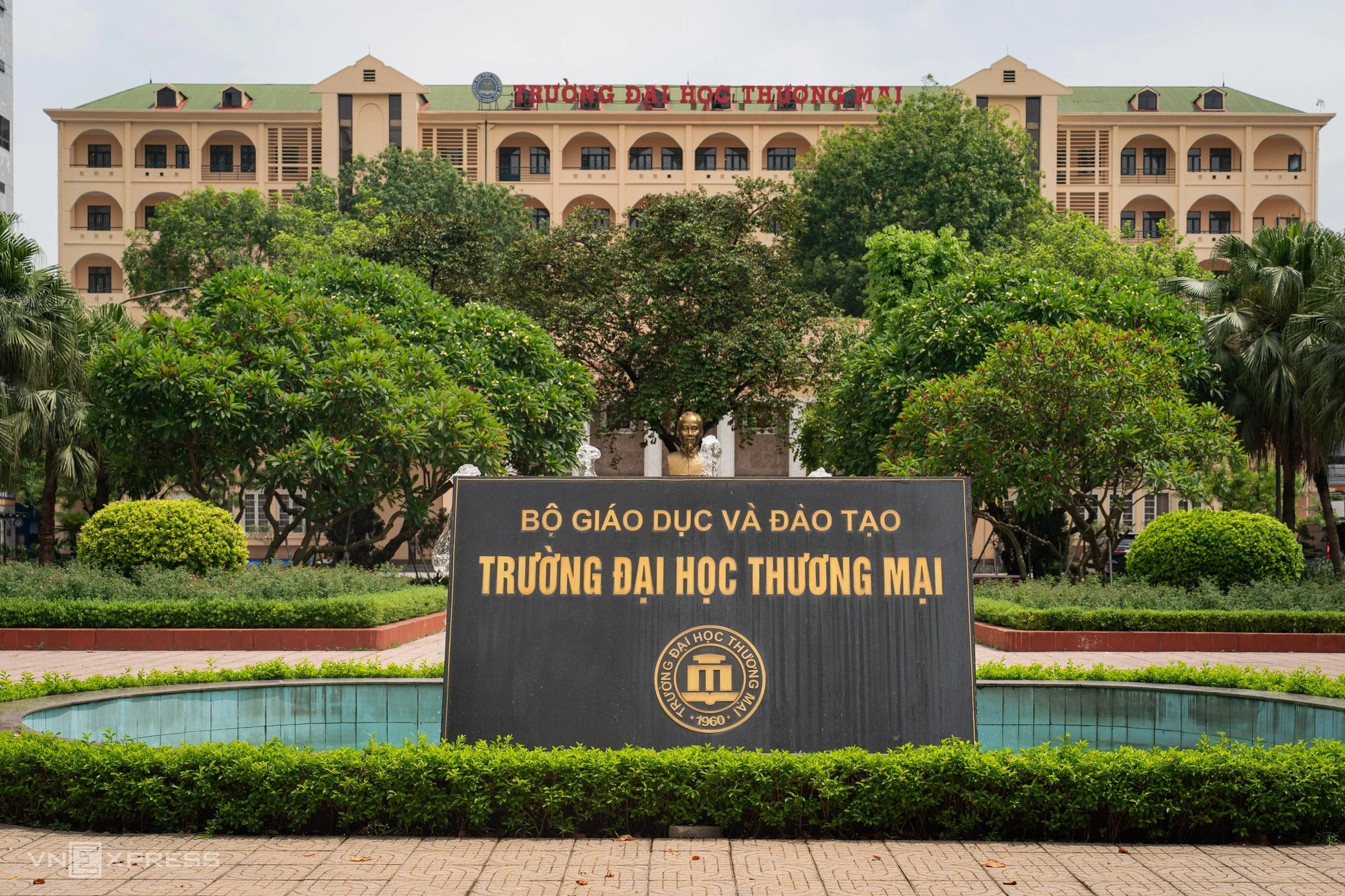 Khuôn viên Đại học Thương mại