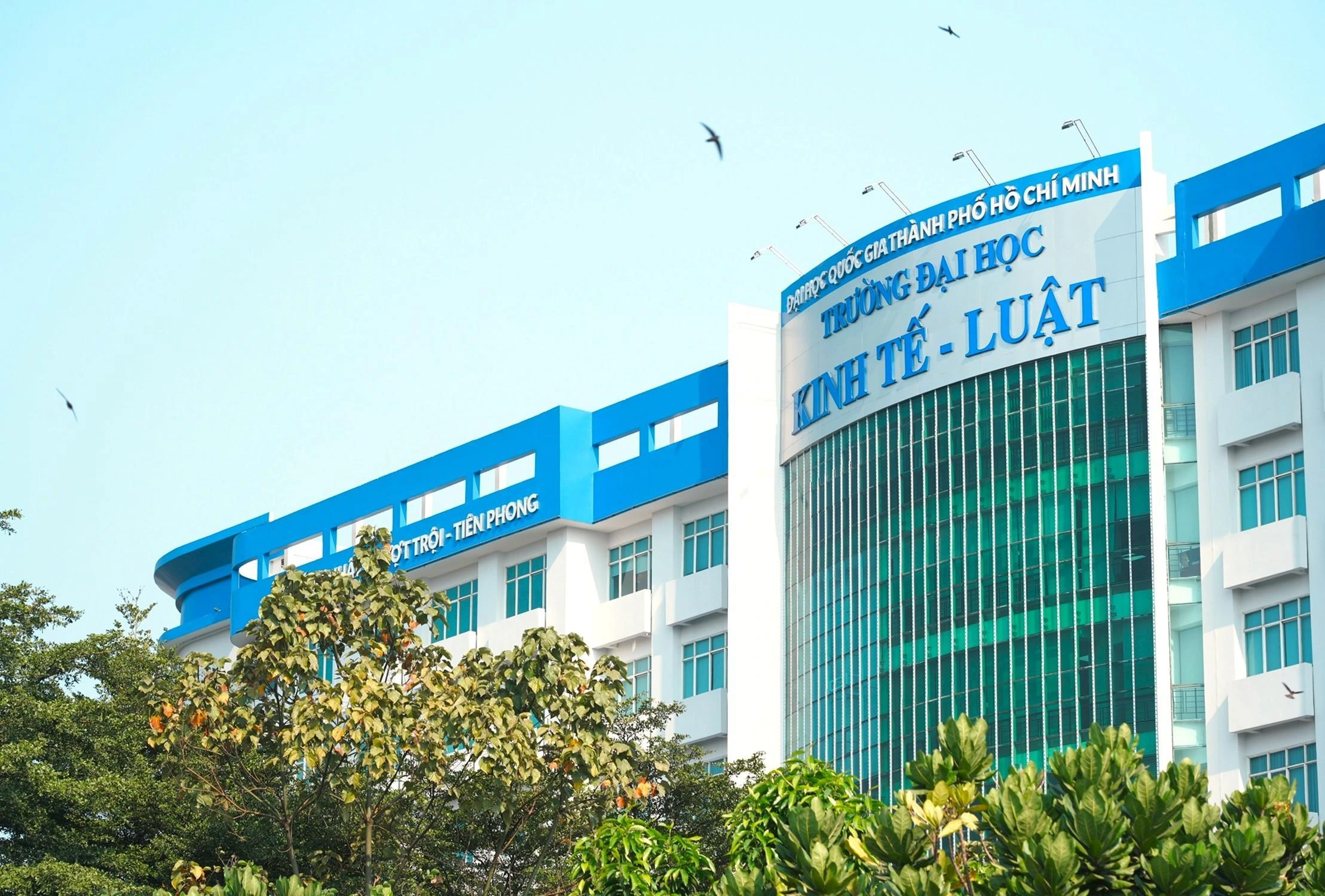 Khuôn viên Đại học Kinh tế - Luật