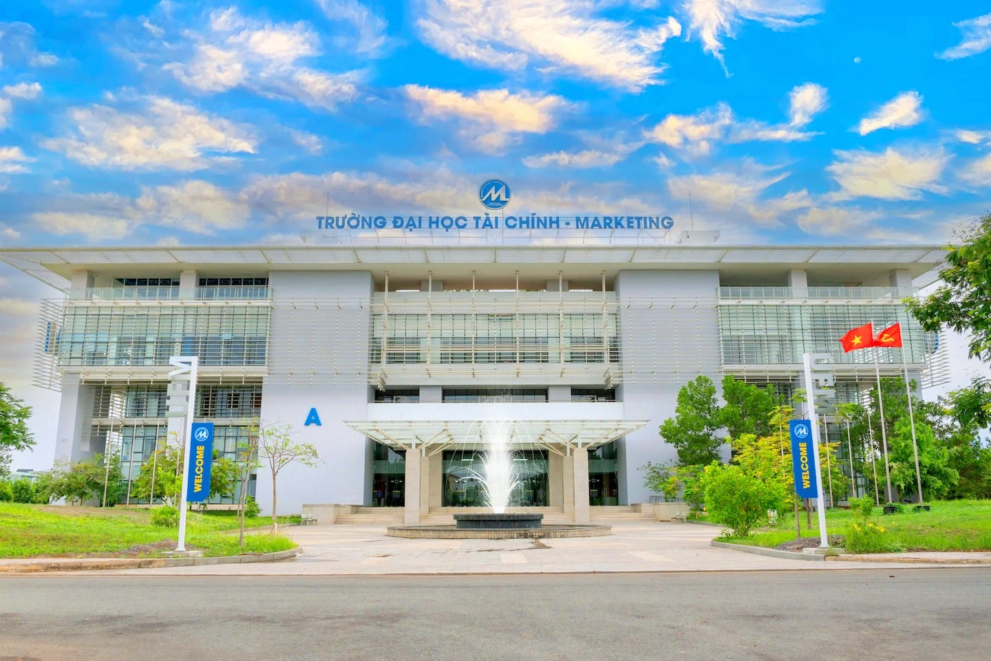 Khuôn viên Đại học Tài chính - Marketing