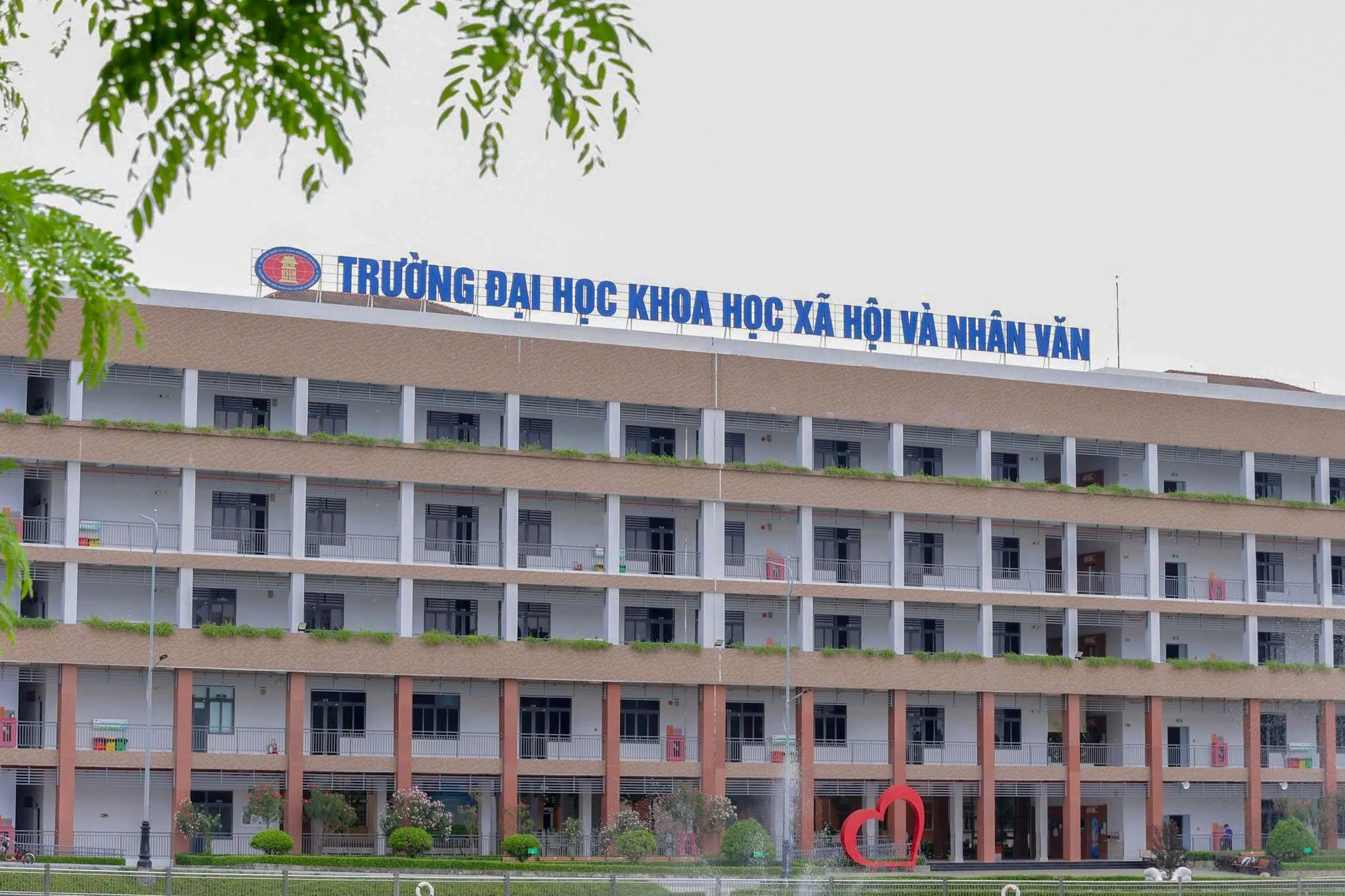 Khuôn viên Đại học Khoa học Xã hội và Nhân văn ĐHQG TP.HCM